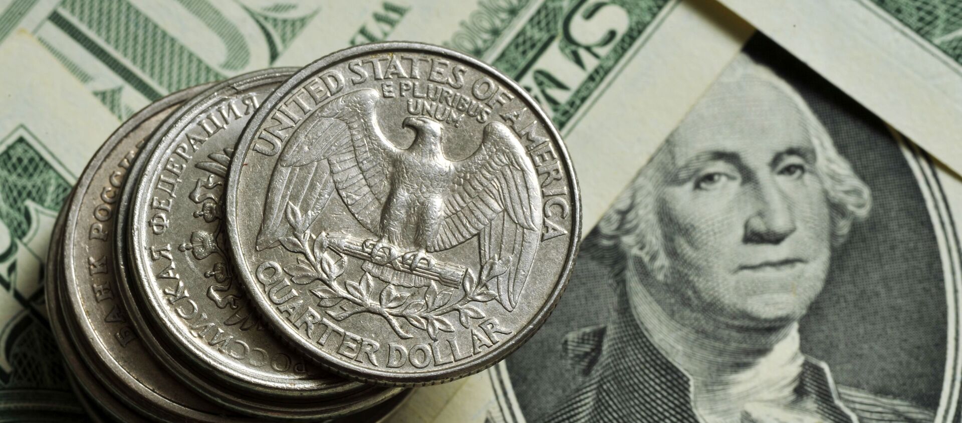 Монеты различного номинала Монетного двора США на фоне банкноты номиналом 1 доллар США. - Sputnik Армения, 1920, 20.11.2020