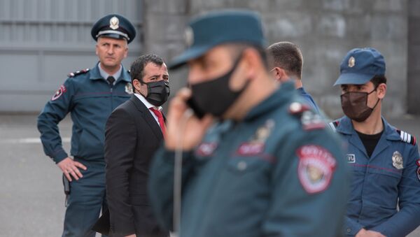 Протест армян, граждан РФ, у российского посольства (16 апреля 2020). Еревaн - Sputnik Արմենիա