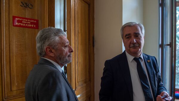 Андраник Кочарян (справа) на заседании Национального собрания (16 апреля 2020). Еревaн - Sputnik Արմենիա