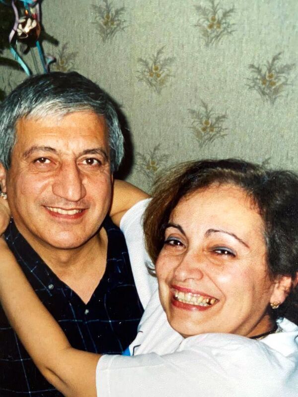 Увидел на улице и влюбился: невероятная история любви Мишика Казаряна и Арпик Асратян Увидел на улице и влюбился: невероятная история любви Мишика Казаряна и Арпик Асратян - Sputnik Армения