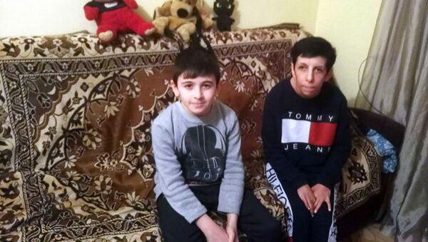 24-летняя Анаит Хачатрян с братом, 10-летним Акопом - Sputnik Армения