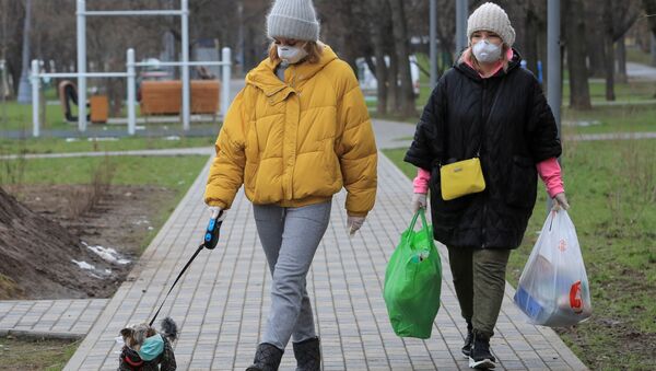 Девушки с собакой в маске в Москве - Sputnik Արմենիա