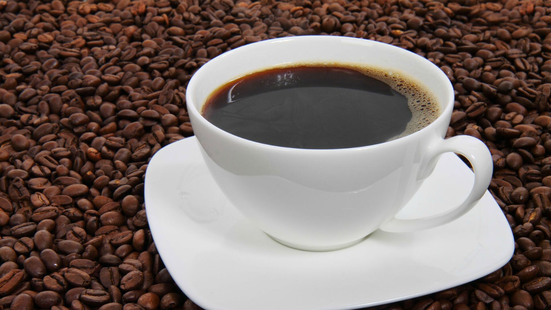 Чашка черного кофе на фоне кофейных зерен - Sputnik Армения, 1920, 23.01.2022