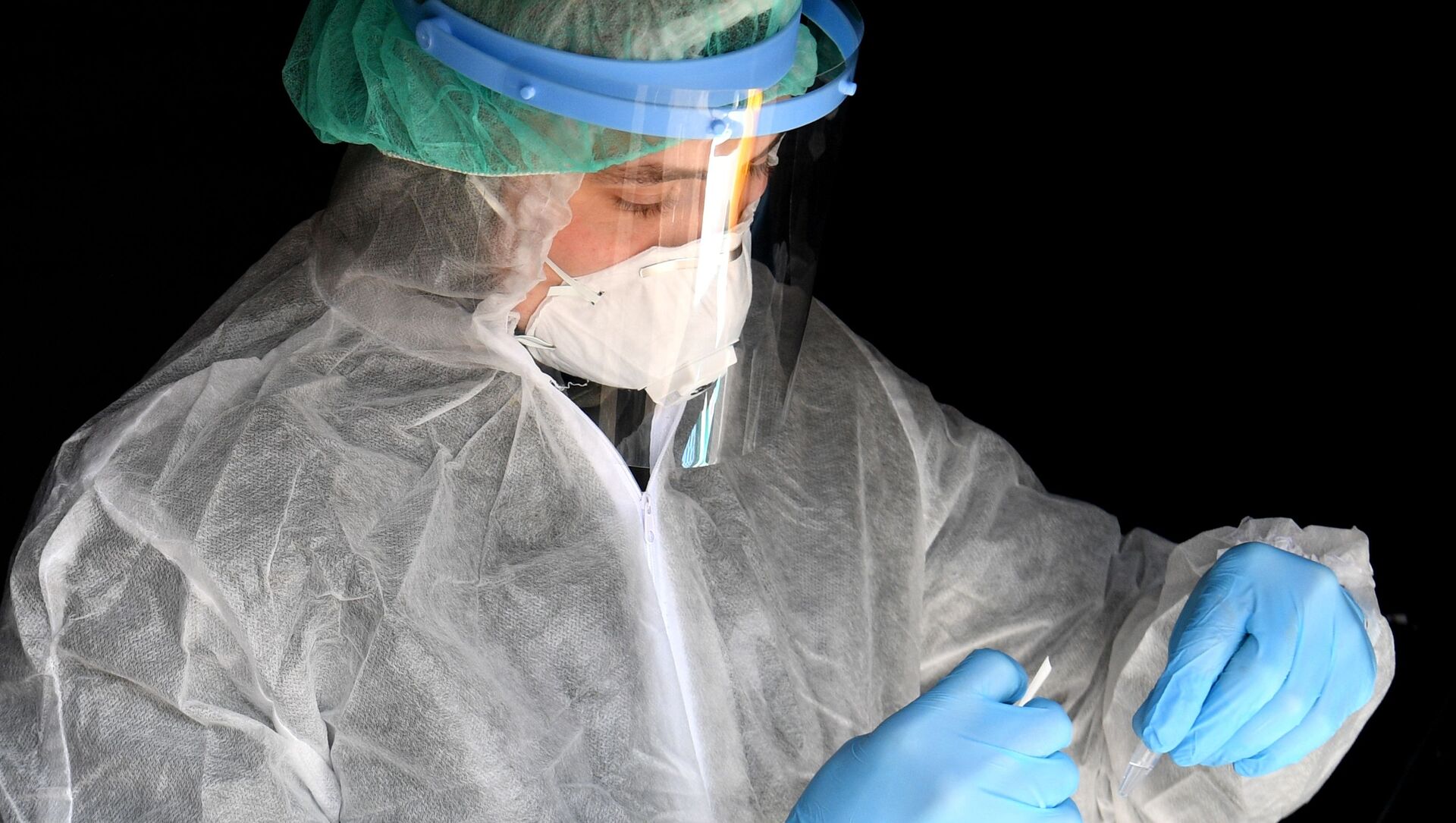 Сотрудник клиники проверяет биоматериал пациентов на наличие коронавируса - Sputnik Արմենիա, 1920, 02.02.2021