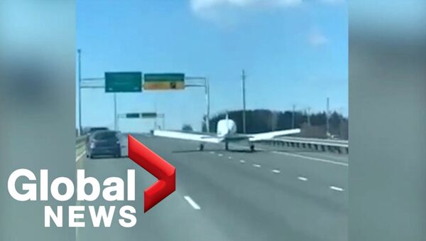 Небольшой самолет совершает аварийную посадку на шоссе в Квебеке - Sputnik Армения