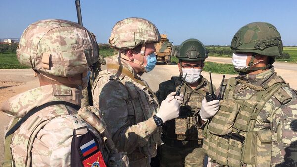 Военнослужащие российской военной полиции и турецкие военные во время совместного патрулирования трассы М-4 в провинции Идлиб в Сирии - Sputnik Армения