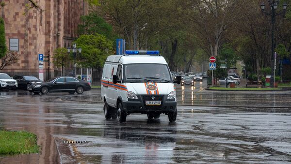 Автомобиль Армяно-российского цента гуманитарного реагирования на площади Республики - Sputnik Արմենիա