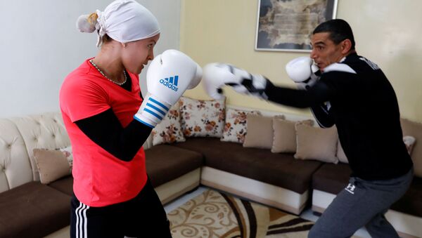 Спортсменка Марием Хомрани во время тренировки дома во время самоизоляции в Тунисе - Sputnik Армения