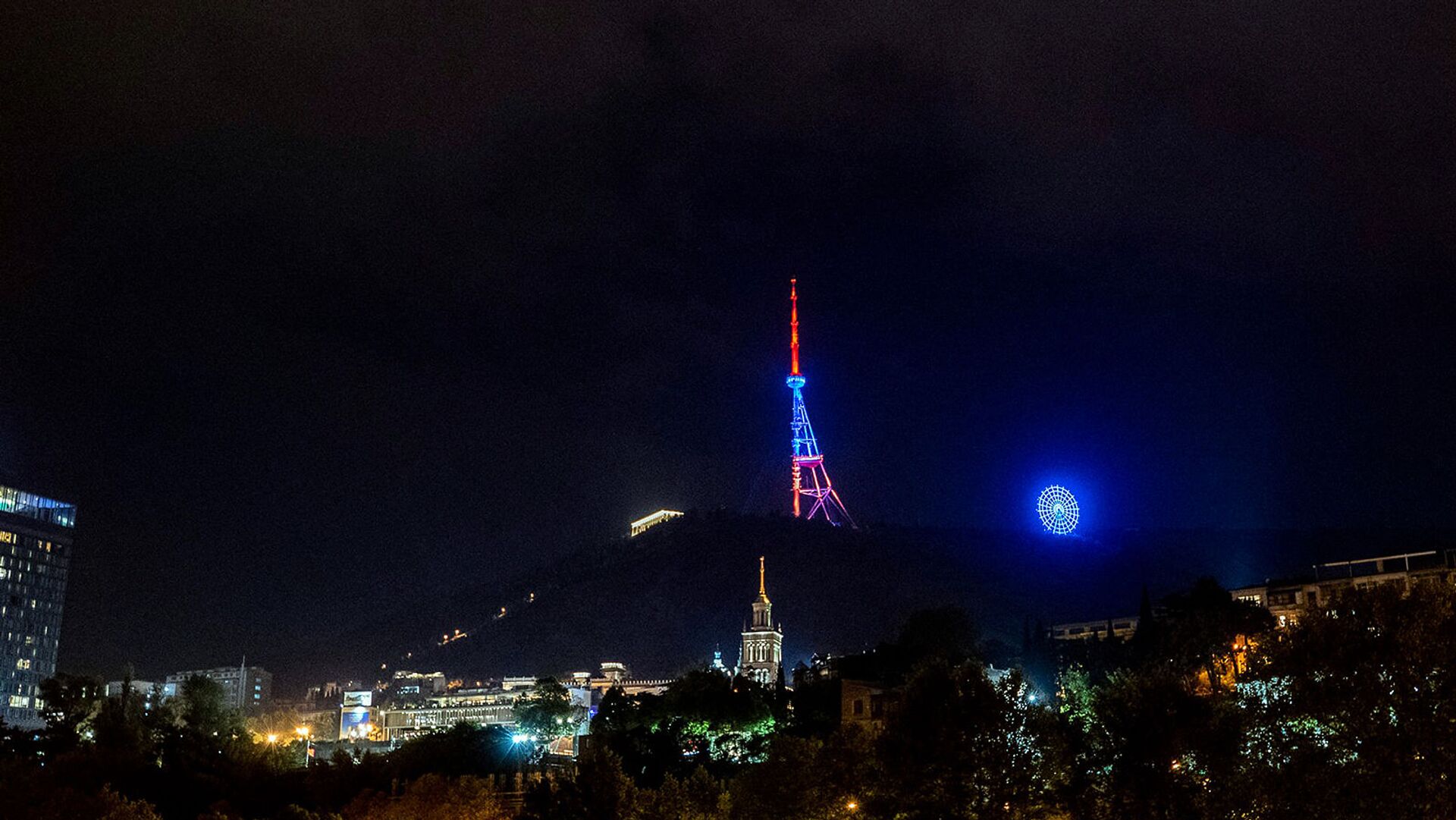 Телебашня в Тбилиси окрасилась в цвета армянского флага (21 апреля 2020). Тбилиси - Sputnik Արմենիա, 1920, 19.10.2021