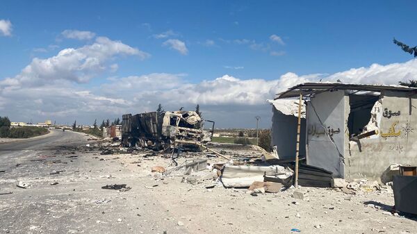 Разрушенная военная техника сирийской армии и дома в районе Саракеб провинции Идлиб в Сирии. - Sputnik Армения