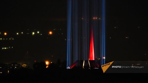 Зажженные прожекторы в мемориальном комплексе Цицернакаберд (23 апреля 2020). Еревaн - Sputnik Արմենիա