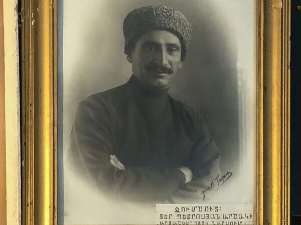 Ջահելներին խաբելով տարան ու սպանեցին. ինչպես Ջումշուտը լուծեց եղբոր վրեժը Ջահելներին խաբելով տարան ու սպանեցին. ինչպես Ջումշուտը լուծեց եղբոր վրեժը - Sputnik Արմենիա