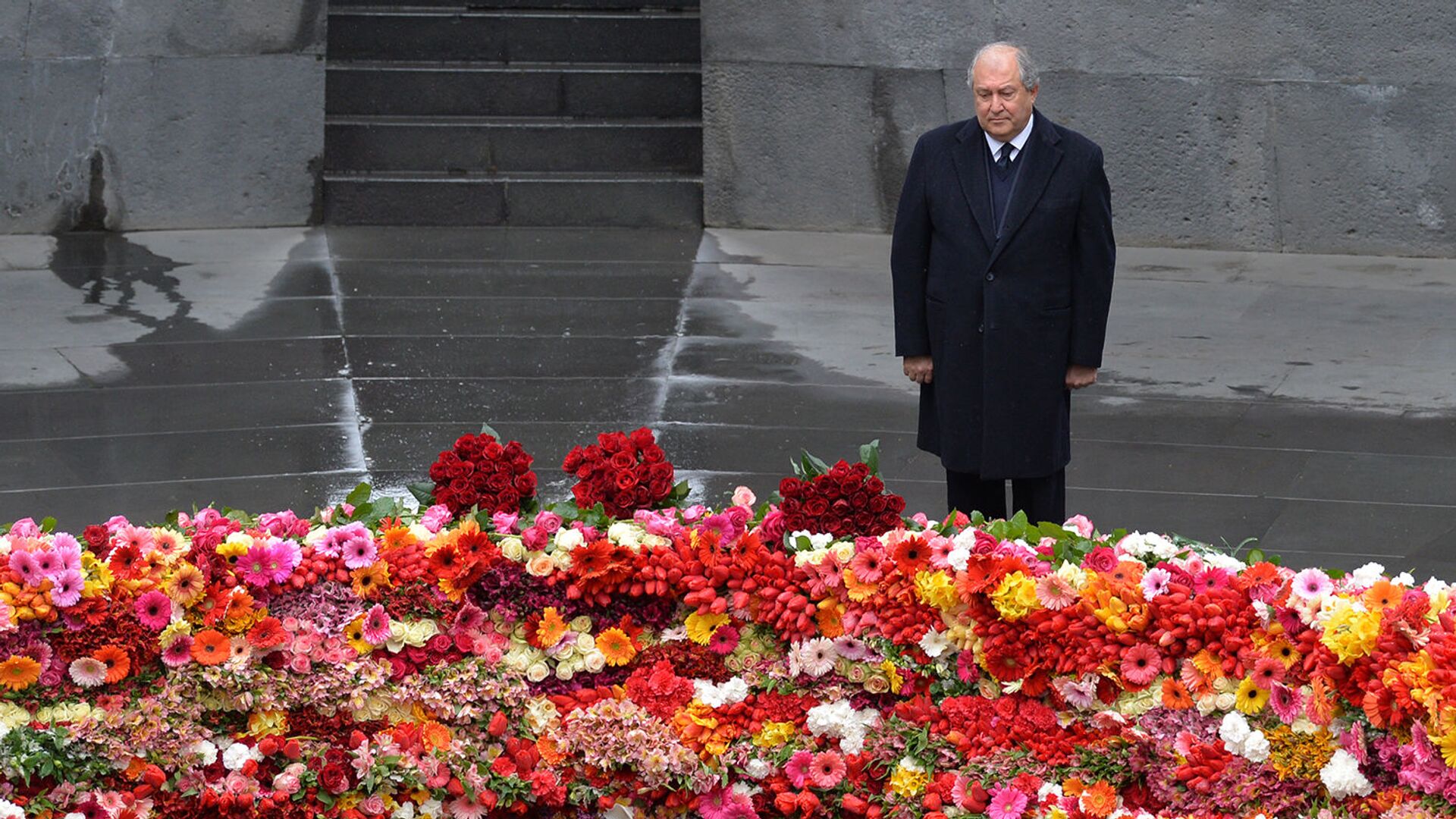 Президент Армении Армен Саркисян почтил память жертв Геноцида в Османской империи (24 апреля 2020). Еревaн - Sputnik Армения, 1920, 22.04.2021