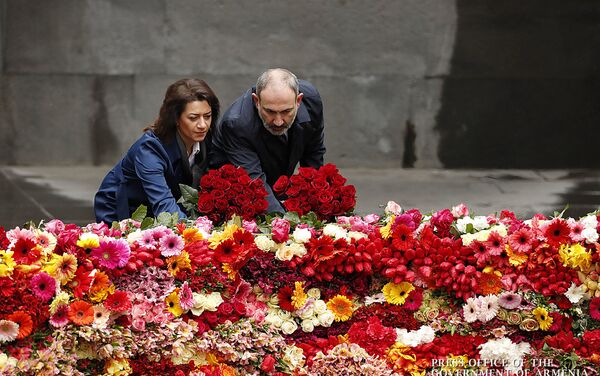 Премьер-министр Армении Никол Пашинян с супругой почтили память жертв Геноцида в Османской империи (24 апреля 2020). Еревaн Премьер-министр Армении Никол Пашинян с супругой почтили память жертв Геноцида в Османской империи (24 апреля 2020). Еревaн - Sputnik Армения
