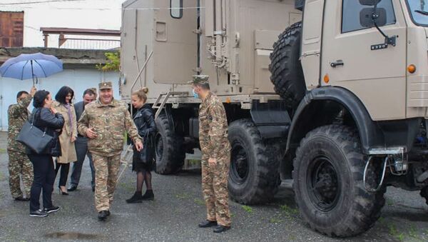 Делегация из министерства здравоохранения Армении ознакомилась с современной российской модульной лабораторией (24 апреля 2020). Еревaн - Sputnik Армения