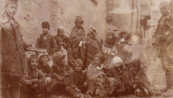 Редкая фотография Бездомные армянские дети на улицах Диарбекира, 1915 год - Sputnik Армения