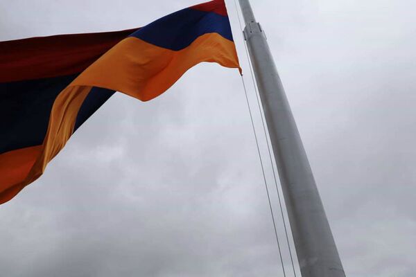 Ի նշան հիշատակի ու կյանքի շարունակության. պատմական Անիի դիմաց կծածանվի հայոց եռագույնը Ի նշան հիշատակի ու կյանքի շարունակության. պատմական Անիի դիմաց կծածանվի հայոց եռագույնը - Sputnik Արմենիա