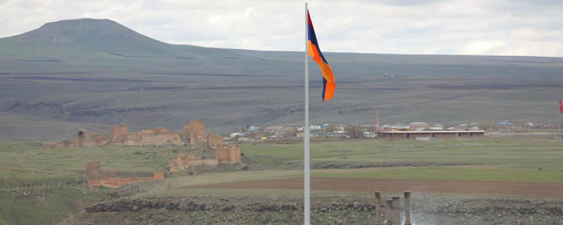 Флаг Армении на армяно-турецкой границе, напротив исторической столицы Ани (24 апреля 2020). Ширак - Sputnik Армения, 1920, 01.02.2022