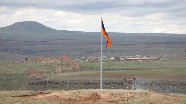 Флаг Армении на армяно-турецкой границе, напротив исторической столицы Ани (24 апреля 2020). Ширак - Sputnik Արմենիա