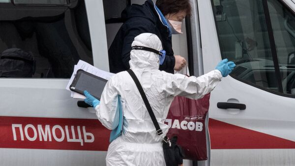 Бригада скорой медицинской помощи доставила пациентку в Москве - Sputnik Армения