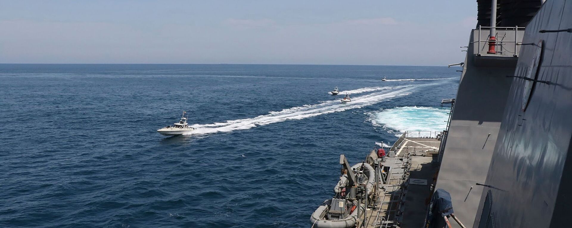 Иранские корабли Революционной гвардии плывут рядом с американскими военными кораблями в Персидском заливе близ Кувейта (15 апреля 2020). Персидский залив - Sputnik Армения, 1920, 14.02.2021