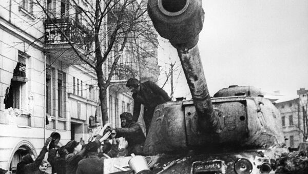 Жители города Познань приветствуют советских воинов-освободителей на ИС-2 - Sputnik Армения