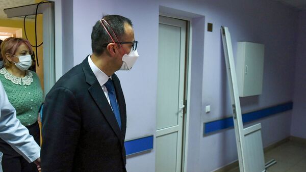 Министр здравоохранения Арсен Торосян в медцентре Гавара (29 апреля 2020). Гавар - Sputnik Արմենիա