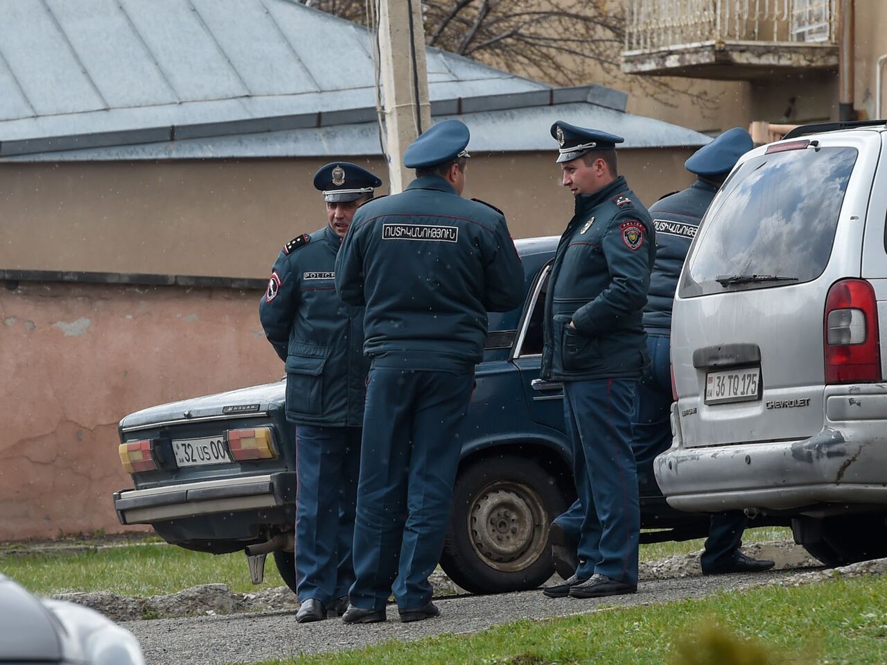 Мужчина повесился в подвале дома