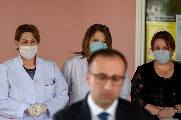 Գավառի հիվանդանոցի աշխատակիցներն ու Արսեն Թորոսյանը - Sputnik Արմենիա