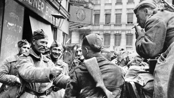 Советские солдаты-освободители празднуют победу в Берлине, 1945 год - Sputnik Армения