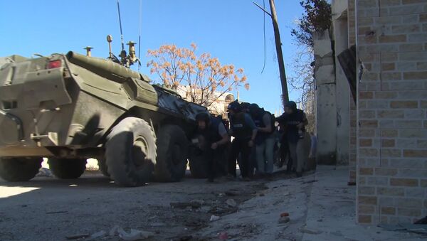 СПУТНИК_Журналисты в Сирии выбирались из-под обстрела под прикрытием бронемашины - Sputnik Армения