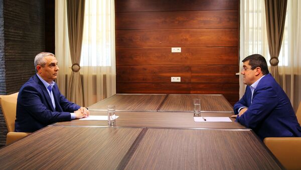 Новоизбранный президент Карабаха Араик Арутюнян (справа) во время встречи с Масисом Маиляном (30 апреля 2020). Степанакерт - Sputnik Армения