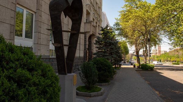 Скульптура армянскому драму перед зданием Центрального Банка Армении - Sputnik Армения