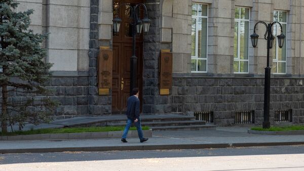 Молодой человек проходит мимо здания Центрального Банка Армении - Sputnik Армения