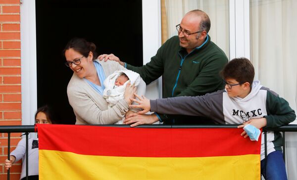 Ընտանիքը ցույց է տալիս հարևաններին նորածին երեխային, Ռոնդա, Իսպանիա  - Sputnik Արմենիա