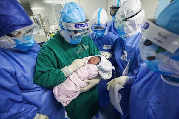 Բուժաշխատողն ու նորածինը, Ուհան, Չինաստան  - Sputnik Արմենիա