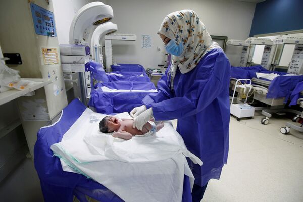 Բուժքույրն ու նորածինը, Նաջաֆ, Իրաք - Sputnik Արմենիա