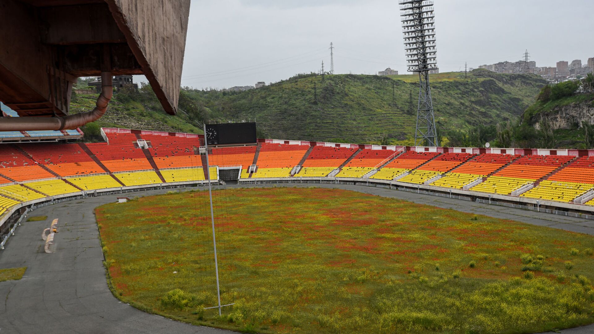 Зацветшее маками поле стадиона Раздан - Sputnik Армения, 1920, 05.05.2022