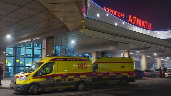 Автомобили скорой помощи у здания аэропорта Алматы. - Sputnik Армения