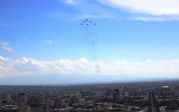 Тренировочные полёты самолётов ЮВО МО РФ в Ереване перед авиапарадом 9 мая (29 апреля 2020). Еревaн - Sputnik Армения