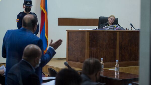 Судья Анна Данибекян набюдает за выступлением адвоката Айка Алумяна на судебном заседании по делу 1 марта (8 мая 2020). Еревaн - Sputnik Արմենիա