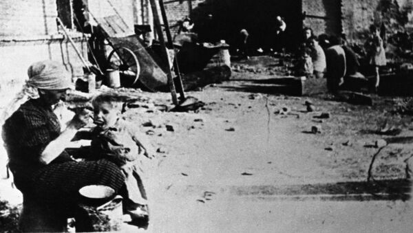 На сталинградских улицах летом 1942 года. - Sputnik Армения