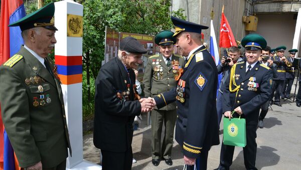 Представители ветеранских организаций посетили и поздравили ветерана Великой Отечественной войны Овсепяна Хачика Аршаковича (8 мая 2020). Еревaн - Sputnik Արմենիա