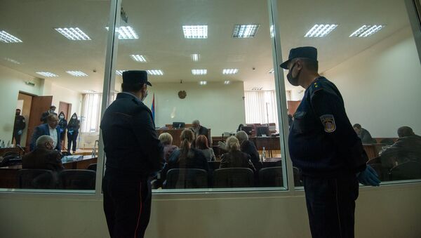 Судебные приставы в коридоре во время судебного заседания по делу 1 марта (8 мая 2020). Еревaн - Sputnik Армения