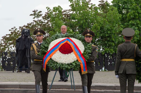 ՀՀ նախագահ Արմեն Սարգսյանը ծաղկեպսակ է դնում Հայրենական մեծ պատերազմում զոհվածների հուշարձանին - Sputnik Արմենիա