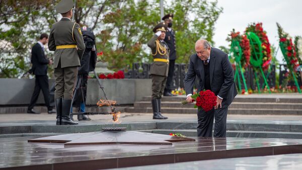 Президент Армен Саркисян возложил цветы у Вечного огня в парке Победы (9 мая 2020). Еревaн - Sputnik Արմենիա