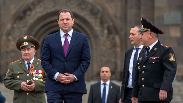 Министр обороны Армении Давид Тоноян у музея министерства обороны в парке Победы (9 мая 2020). Еревaн - Sputnik Արմենիա