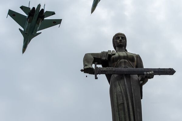 Սու-30ՍՄ կործանիչները «Մայր Հայաստան» հուշարձանի վերևում. Երևան - Sputnik Արմենիա