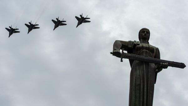 Истребители МиГ-29 пролетают над монументом Мать Армения в парке Победы на авиапараде (9 мая 2020). Еревaн - Sputnik Արմենիա
