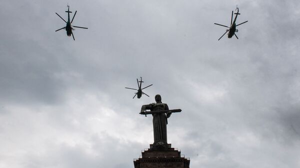 Военные вертолеты над парком Победы во время авиапарада (9 мая 2020). Еревaн - Sputnik Армения